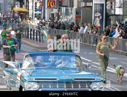 San Francisco, CA - 16 mars 2024 : le superviseur Rafael Mandelman participe à la 173e parade annuelle de la St Patricks Day. Les côtes ouest les plus grandes Irlandaises Banque D'Images