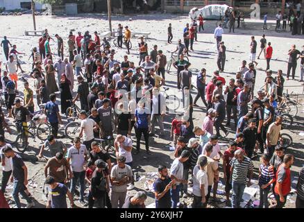 Gaza, Palestine. 26 septembre 2024. Les Palestiniens se rassemblent sur le site d'une frappe israélienne contre une école abritant des personnes déplacées, au milieu du conflit israélo-Hamas, à Jabalia, dans le nord de la bande de Gaza. Crédit : SOPA images Limited/Alamy Live News Banque D'Images
