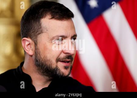 Washington, DC, États-Unis. 26 septembre 2024. Volodymyr Zelenskiy, président de l'Ukraine, lors d'une réunion avec le vice-président américain Kamala Harris, non représenté, dans le bureau cérémonial du vice-président à Washington, DC, États-Unis, le jeudi 26 septembre, 2024. les États-Unis ont annoncé mercredi un nouveau paquet d'armes pour l'Ukraine d'une valeur de 375 millions de dollars, comprenant des munitions pour les systèmes de roquettes et l'artillerie, ainsi que des véhicules blindés et des armes antichars. Crédit : Ting Shen/Pool via CNP/dpa/Alamy Live News Banque D'Images