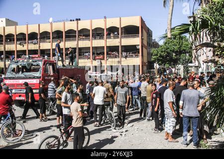 Gaza, Palestine. 26 septembre 2024. Les Palestiniens se rassemblent sur le site d'une frappe israélienne contre une école abritant des personnes déplacées, au milieu du conflit israélo-Hamas, à Jabalia, dans le nord de la bande de Gaza. Crédit : SOPA images Limited/Alamy Live News Banque D'Images