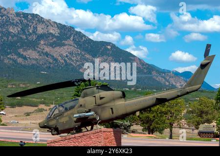 COLORADO SPRINGS, COLORADO, États-Unis : le Bell AH-1F Cobra a été le premier hélicoptère de combat construit pour entrer en service militaire. Banque D'Images