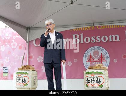 San Francisco, CA - 13 avril 2024 : le président du JCCNC, M. Kazuhiro Gomi, s'exprimant lors de la cérémonie d'ouverture du Festival des cerisiers en fleurs à Japantown. Banque D'Images