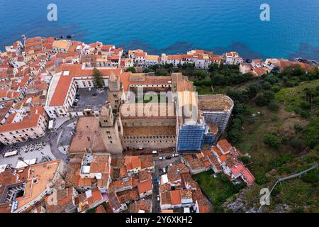Vue aérienne de la cathédrale de Cefalu et de la ville environnante avec la mer Tyrrhénienne en arrière-plan, Italie. Banque D'Images