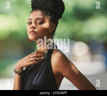 Portrait, mode ou femme africaine en jardin pour patrimoine, culture ou tradition avec dreadlocks. Tenue naturelle, modèle confiant ou élégant dans la nature Banque D'Images