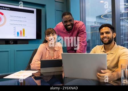 Équipe d'affaires collaborant sur le projet, en utilisant l'ordinateur portable et la tablette dans la réunion de bureau Banque D'Images