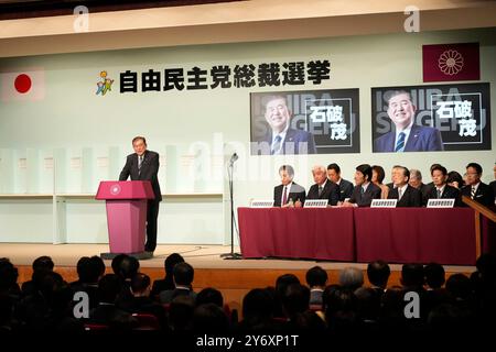 (240927) -- TOKYO, 27 septembre 2024 (Xinhua) -- Shigeru Ishiba prend la parole devant un second tour de l'élection à la direction du Parti libéral démocrate (PLD) à Tokyo, Japon, le 27 septembre 2024. Sanae Takaichi, ministre de la sécurité économique, pleine d'espoir, et Shigeru Ishiba, ancien ministre de la Défense, participeront à un second tour lors du vote à la direction du Parti libéral-démocrate (PLD) au pouvoir vendredi après qu'aucun des neuf candidats n'ait obtenu la majorité au premier tour de scrutin. (Hiro Komae/Pool via Xinhua) Banque D'Images