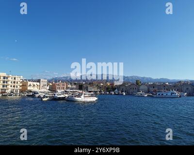 Chania, Grèce. 12 septembre 2024. Bateaux amarrés dans le port dans la vieille ville. Crédit : Alexandra Schuler/dpa/Alamy Live News Banque D'Images
