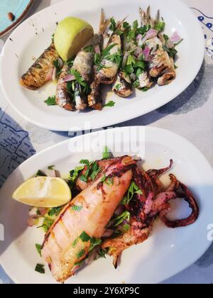 Chania, Grèce. 12 septembre 2024. Des sardines frites et un poulpe frit sont servis dans des assiettes dans un restaurant. Crédit : Alexandra Schuler/dpa/Alamy Live News Banque D'Images