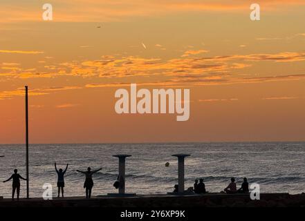 Stiges, Espagne. 27 septembre 2024. Les amateurs de sport précoces sont actifs le matin sur la plage de Stiges près de Barcelone. Crédit : Thomas Müller/dpa/Alamy Live News Banque D'Images