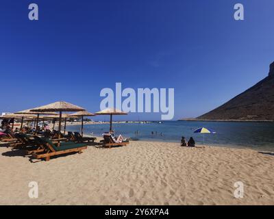 Chania, Grèce. 03 septembre 2024. Chaises longues et chaises longues sur la plage de Stavros sur la péninsule d'Akrotiri. La scène cinématographique d'Alexis Sorbas, dans laquelle Anthony Quinn dansait le sirtaki grec, a été tournée ici. Crédit : Alexandra Schuler/dpa/Alamy Live News Banque D'Images