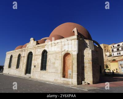 Chania, Grèce. 12 septembre 2024. La mosquée Hasan Pacha dans le port vénitien dans la vieille ville. La mosquée est actuellement utilisée comme espace d'exposition, entre autres choses. Crédit : Alexandra Schuler/dpa/Alamy Live News Banque D'Images