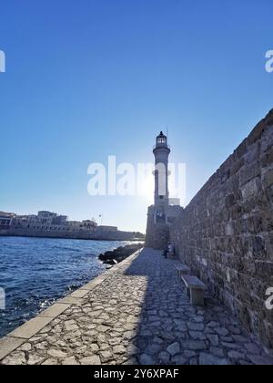 Chania, Grèce. 12 septembre 2024. La jetée et le phare vénitien. Il a été construit par les Vénitiens à la fin du XVIe siècle. Crédit : Alexandra Schuler/dpa/Alamy Live News Banque D'Images