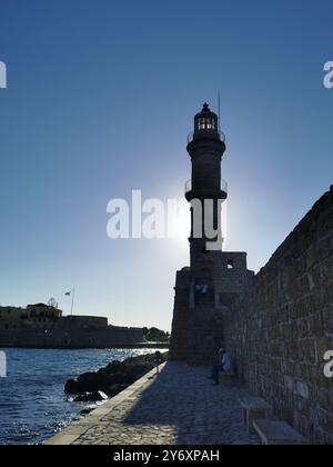 Chania, Grèce. 12 septembre 2024. La jetée et le phare vénitien. Il a été construit par les Vénitiens à la fin du XVIe siècle. Crédit : Alexandra Schuler/dpa/Alamy Live News Banque D'Images