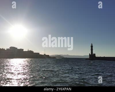 Chania, Grèce. 12 septembre 2024. Le bassin du port avec le phare vénitien. Il a été construit par les Vénitiens à la fin du XVIe siècle. Crédit : Alexandra Schuler/dpa/Alamy Live News Banque D'Images