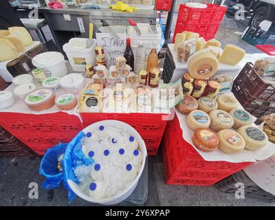 Chania, Grèce. 12 septembre 2024. Divers fromages se trouvent sur un étal d'un marché dans le quartier de Nea Chora. Crédit : Alexandra Schuler/dpa/Alamy Live News Banque D'Images