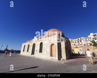 Chania, Grèce. 12 septembre 2024. La mosquée Hasan Pacha dans le port vénitien dans la vieille ville. La mosquée est actuellement utilisée comme espace d'exposition, entre autres choses. Crédit : Alexandra Schuler/dpa/Alamy Live News Banque D'Images