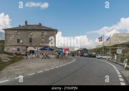 Haut du col de San Bernardino, route de col et restaurant (ospizio), canton des Grisons, Suisse Banque D'Images