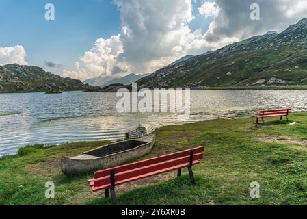 Paysage de montagne avec lac alpin sur le sommet du col de San Bernardino, lac Laghetto Moesola, Mesocco, Canton des Grisons, Suisse Banque D'Images