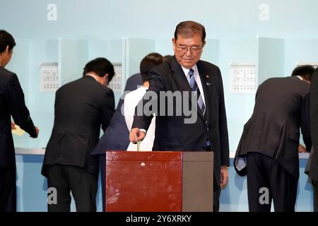 (240927) -- TOKYO, 27 septembre 2024 (Xinhua) -- Shigeru Ishiba vote à l'élection à la direction du Parti libéral-démocrate (PLD) du Japon à Tokyo, Japon, le 27 septembre 2024. L’ancien ministre de la Défense Shigeru Ishiba a remporté vendredi les élections à la direction du PLD. Les législateurs du PLD ont commencé à voter pour un nouveau leader vendredi, avec un nombre record de neuf candidats en compétition pour devenir le nouveau chef du parti et pratiquement le prochain premier ministre du pays. (Hiro Komae/Pool via Xinhua) Banque D'Images