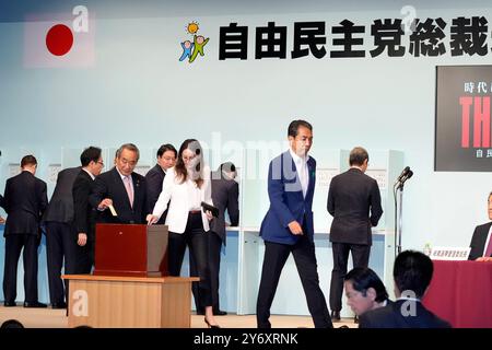 (240927) -- TOKYO, 27 septembre 2024 (Xinhua) -- cette photo prise le 27 septembre 2024 montre une scène lors de l'élection à la direction du Parti libéral-démocrate (PLD) du Japon à Tokyo, au Japon. L’ancien ministre de la Défense Shigeru Ishiba a remporté vendredi les élections à la direction du PLD. Les législateurs du PLD ont commencé à voter pour un nouveau leader vendredi, avec un nombre record de neuf candidats en compétition pour devenir le nouveau chef du parti et pratiquement le prochain premier ministre du pays. (Hiro Komae/Pool via Xinhua) Banque D'Images