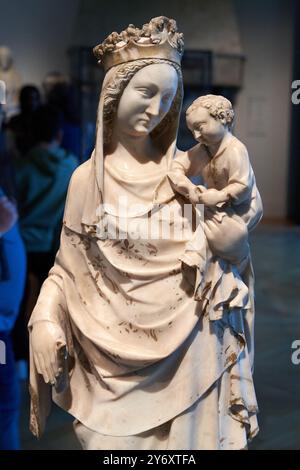Vierge à l'enfant, Île-de-France, milieu du XIVe siècle, marbre, traces de reflets dorés modernes, du couvent Longchamp (Paris) ?, Musée National du M. Banque D'Images