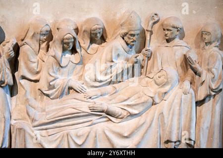 Retable de Saint Romain de Blaye, Saint Martin apparaît au lit de mort de Saint Romain, Île-de-France, milieu du XIIIe siècle, calcaire lutétien, traces Banque D'Images