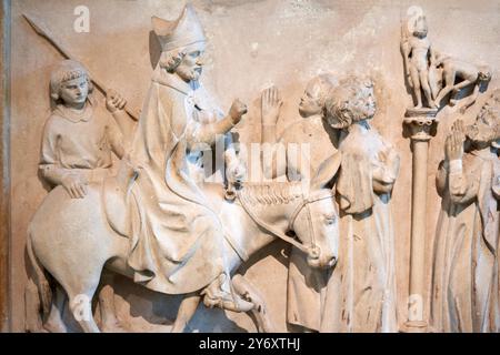 Retable de Saint Romain de Blaye, Saint Martin, sur un âne, aide Saint Romain à prêcher contre les idoles, Île-de-France, milieu du XIIIe siècle, Lutetian lim Banque D'Images