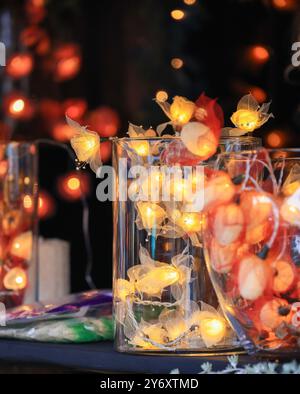 Une table avec quelques vases de différentes tailles et formes, tous éclairés de lumières. Les vases sont disposés d'une manière qui crée un chaud et moi Banque D'Images