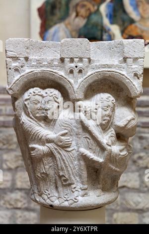 Huit chapiteaux de cloître, scènes de l'enfance du Christ, Catalogne septentrionale, 4ème quart du 12ème siècle, calcaire marbré, du cloiste Banque D'Images