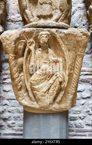 Douze chapiteaux encastrés, le Christ en majesté tenant, Île-de-France, vers 1020-1030, calcaire, de la nef de l'église abbatiale de Saint-Germain-des Banque D'Images