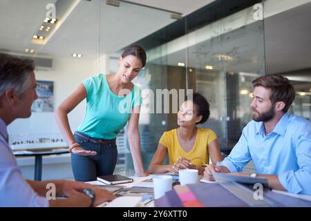 Croissance, hommes d'affaires et présentation d'équipe pour le coaching, l'expansion ou la solution créative. Groupe, conférencier et chef de produit en atelier pour Banque D'Images