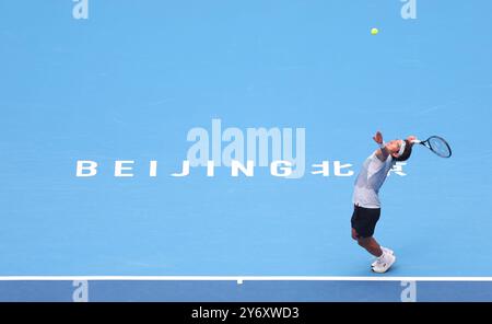 Pékin, Chine. 27 septembre 2024. Bu Yunchaokete de Chine sert lors du match de premier tour masculin contre Shang Juncheng de Chine lors du tournoi de tennis de l'Open de Chine 2024 à Pékin, capitale de la Chine, le 27 septembre 2024. Crédit : Bai Xuefei/Xinhua/Alamy Live News Banque D'Images
