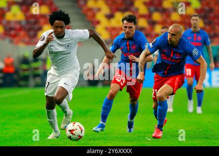 Bucarest, Roumanie. 26 septembre 2024. Cedric Kouadio (l) du FK RFS participe à un match de l'UEFA Europa League entre le FCSB et le FK RFS à Bucarest, Roumanie, le 26 septembre 2024. Crédit : Cristian Cristel/Xinhua/Alamy Live News Banque D'Images