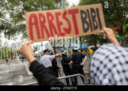 Un manifestant pro-palestinien montre une pancarte avec les mots ''arrêter Bibi'' lors d'une manifestation devant le siège des Nations Unies (ONU) à New York, États-Unis, le 26 septembre 2024. Des centaines de personnes se rassemblent pour manifester contre le premier ministre israélien Benjamin Netanyahou s’adressent à l’Assemblée générale des Nations Unies. Les manifestants ont également soulevé une série d'exigences, y compris un cessez-le-feu immédiat, que Netanyahu soit arrêté conformément à la CPI, et la fin de toute aide militaire à Israël. Crédit : Aashish Kiphayet/Alamy Live News Banque D'Images