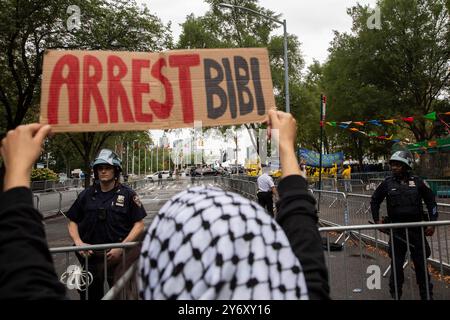 Un manifestant pro-palestinien montre une pancarte avec les mots ''arrêter Bibi'' lors d'une manifestation devant le siège des Nations Unies (ONU) à New York, États-Unis, le 26 septembre 2024. Des centaines de personnes se rassemblent pour manifester contre le premier ministre israélien Benjamin Netanyahou s’adressent à l’Assemblée générale des Nations Unies. Les manifestants ont également soulevé une série d'exigences, y compris un cessez-le-feu immédiat, que Netanyahu soit arrêté conformément à la CPI, et la fin de toute aide militaire à Israël. Crédit : Aashish Kiphayet/Alamy Live News Banque D'Images