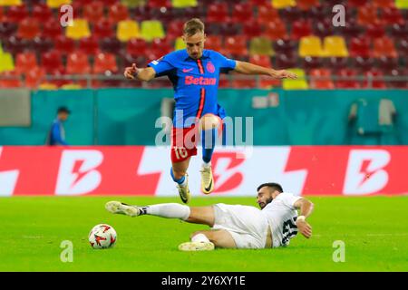 Bucarest, Roumanie. 26 septembre 2024. Mihai Lixandru de la FCSB affronte Stefan Panic de la FK RFS lors d'un match de l'UEFA Europa League entre la FCSB et le FK RFS à Bucarest, Roumanie, le 26 septembre 2024. Crédit : Cristian Cristel/Xinhua/Alamy Live News Banque D'Images