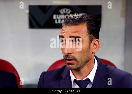 Bucarest, Roumanie. 26 septembre 2024. Elias Charalambous, entraîneur-chef de la FCSB, regarde avant un match de l'UEFA Europa League entre la FCSB et le FK RFS à Bucarest, Roumanie, le 26 septembre 2024. Crédit : Cristian Cristel/Xinhua/Alamy Live News Banque D'Images