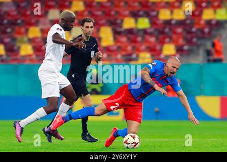 Bucarest, Roumanie. 26 septembre 2024. Victor Osuagwu (l) du FK RFS affronte Vlad Chiriches du FCSB lors d'un match de l'UEFA Europa League entre le FCSB et le FK RFS à Bucarest, Roumanie, le 26 septembre 2024. Crédit : Cristian Cristel/Xinhua/Alamy Live News Banque D'Images