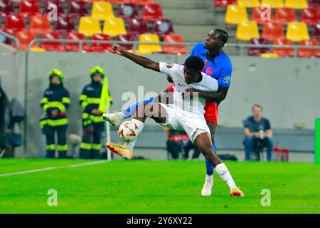 Bucarest, Roumanie. 26 septembre 2024. Rostand Ndjiki de FK RFS (avant) affronte Joyskim Dawa de FCSB lors d'un match de l'UEFA Europa League entre FCSB et FK RFS à Bucarest, Roumanie, le 26 septembre 2024. Crédit : Cristian Cristel/Xinhua/Alamy Live News Banque D'Images