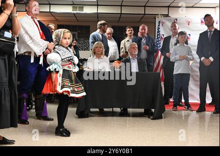 Chicago, États-Unis. 26 septembre 2024. Le président tchèque Petr Pavel, accompagné de sa femme Eva, rencontre quelque 300 compatriotes tchèques au Sokolovna Tabor près de Chicago, aux États-Unis, le 26 septembre 2024. Il a été accueilli par des gens en costumes traditionnels et une fanfare, et même un peu de pain et de sel. Crédit : Alzbeta Souckova/CTK photo/Alamy Live News Banque D'Images