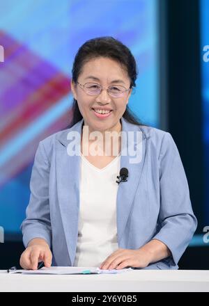 Pékin, Chine. 27 septembre 2024. Tian Chunxiu, directeur adjoint du centre de recherche sur les politiques relevant du ministère de l'écologie et de l'environnement, prend la parole lors de la table ronde économique chinoise. Crédit : Li He/Xinhua/Alamy Live News Banque D'Images