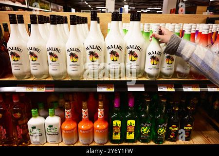 Bouteilles de liqueur Malibu dans une épicerie Banque D'Images