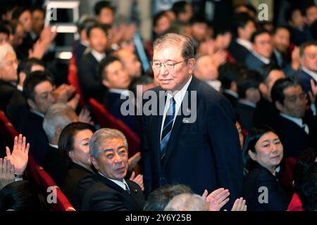 (240927) -- TOKYO, 27 septembre 2024 (Xinhua) -- Shigeru Ishiba reconnaît qu'il a été élu chef du parti au pouvoir au Japon lors de l'élection à la direction du Parti libéral démocrate (PLD) à Tokyo, Japon, le 27 septembre 2024. L'ancien ministre de la Défense Shigeru Ishiba a remporté l'élection présidentielle du PLD vendredi, assurant pratiquement qu'il deviendra le prochain premier ministre du pays. Comme la coalition dirigée par le PLD constitue une majorité dans les deux chambres du parlement au Japon, le nouveau chef du parti est presque certain d'être élu premier ministre lors de la session extraordinaire de la Diète prévue le 1er octobre, su Banque D'Images