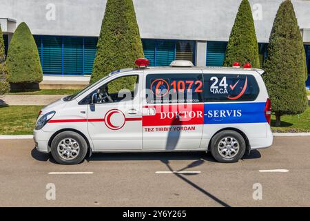 Tachkent, Ouzbékistan - 15 mars 2023 : voiture ambulance de la clinique «SERVICE DE MÉDECIN» Banque D'Images