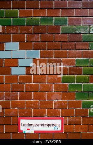 Les carreaux vitrés vibrants arborent des motifs Art nouveau uniques dans la cour historique Hackeschen Höfe à Berlin. Banque D'Images