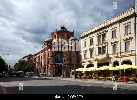Le bâtiment historique Postfuhramt se dresse fièrement au milieu de la vie moderne sur Oranienburger Strasse, où vous pourrez dîner en plein air dans le quartier animé de Berlin. Banque D'Images