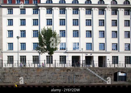 Les immeubles d'appartements bordent la rivière Spree à Berlin, mettant en valeur l'architecture moderne près de la rue Reichstagufer pendant une journée ensoleillée. Banque D'Images
