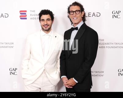 (G-d) Zac Posen et Richard Dickson arrivent au bal Elizabeth Taylor pour mettre fin au sida qui se tient à l’hôtel Beverly Hills à Beverly Hills, CA, LE jeudi 26 septembre 2024. (Photo de Sthanlee B. Mirador/Sipa USA) Banque D'Images