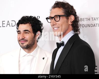 (G-d) Zac Posen et Richard Dickson arrivent au bal Elizabeth Taylor pour mettre fin au sida qui se tient à l’hôtel Beverly Hills à Beverly Hills, CA, LE jeudi 26 septembre 2024. (Photo de Sthanlee B. Mirador/Sipa USA) Banque D'Images