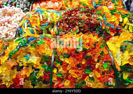 Un stand avec une large gamme de bonbons gommeux de différentes saveurs et couleurs. Un magasin vendant des bonbons au Bazar égyptien à Istanbul, Türkiye Banque D'Images